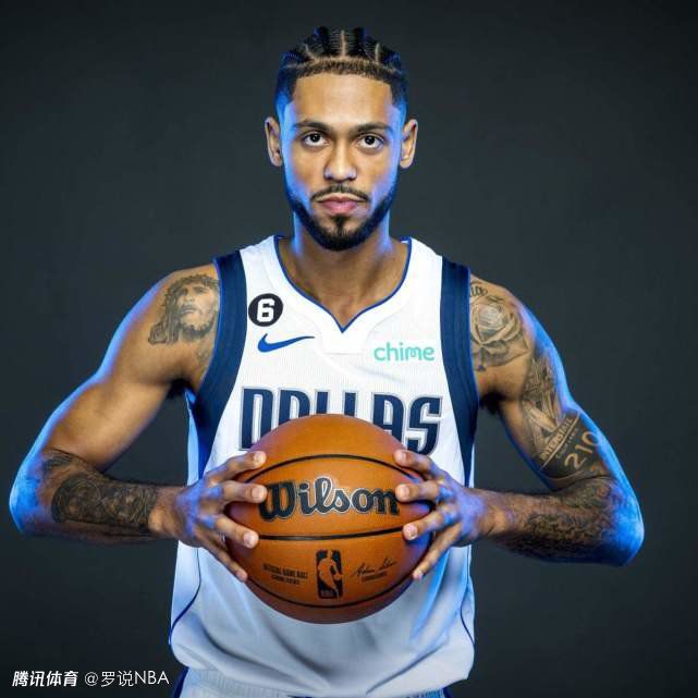 莱奥的状态很好，他在训练中穿上了标志着首发队员的衣服。
